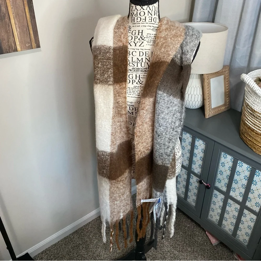 A007 NWT Old Navy Plaid Fringe Plush Scarf Brown Gray Cream Softbrushed
